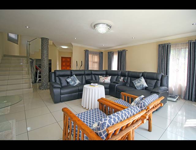 5 BEDROOM HOUSE FOR SALE IN BLOUBOSRAND
